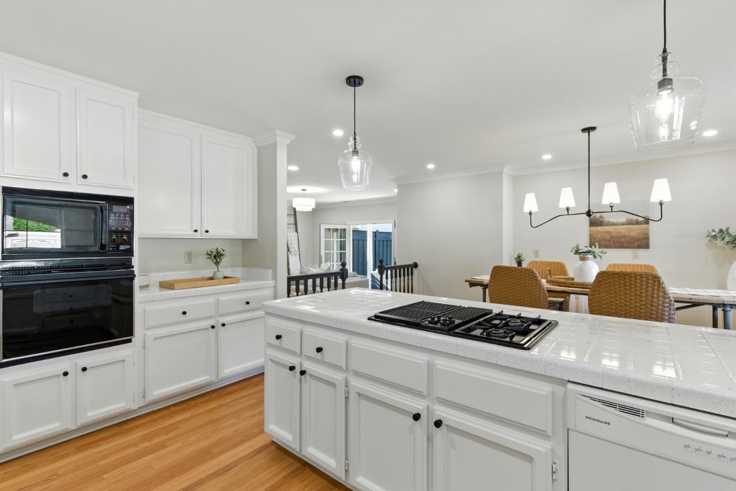 Detail Gallery Image 2 of 42 For 2188 Yorkshire Way, Mountain View,  CA 94040 - 3 Beds | 2 Baths