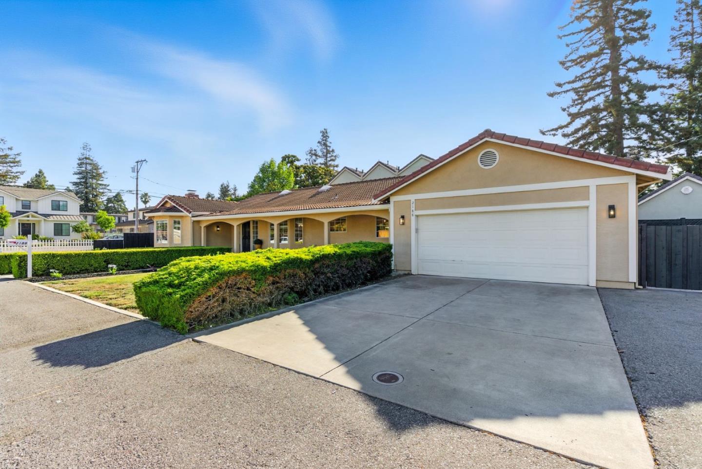 Detail Gallery Image 3 of 42 For 2188 Yorkshire Way, Mountain View,  CA 94040 - 3 Beds | 2 Baths