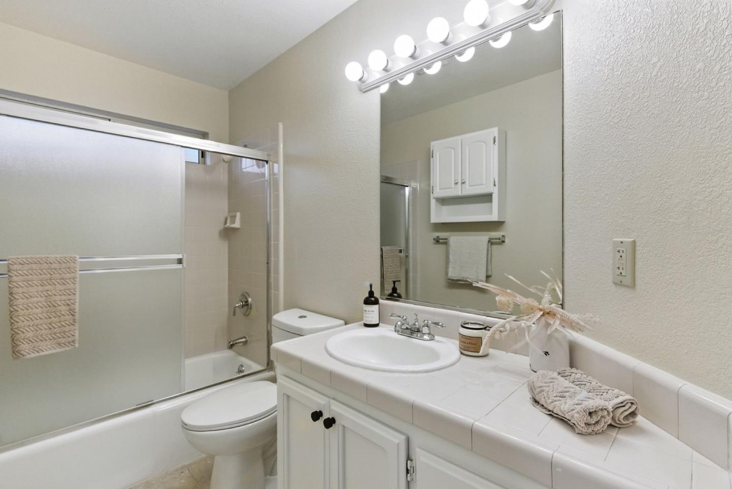 Detail Gallery Image 33 of 42 For 2188 Yorkshire Way, Mountain View,  CA 94040 - 3 Beds | 2 Baths