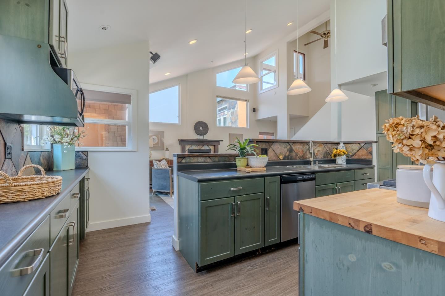 Detail Gallery Image 16 of 67 For 647 Canyon Dr, Pacifica,  CA 94044 - 4 Beds | 3 Baths