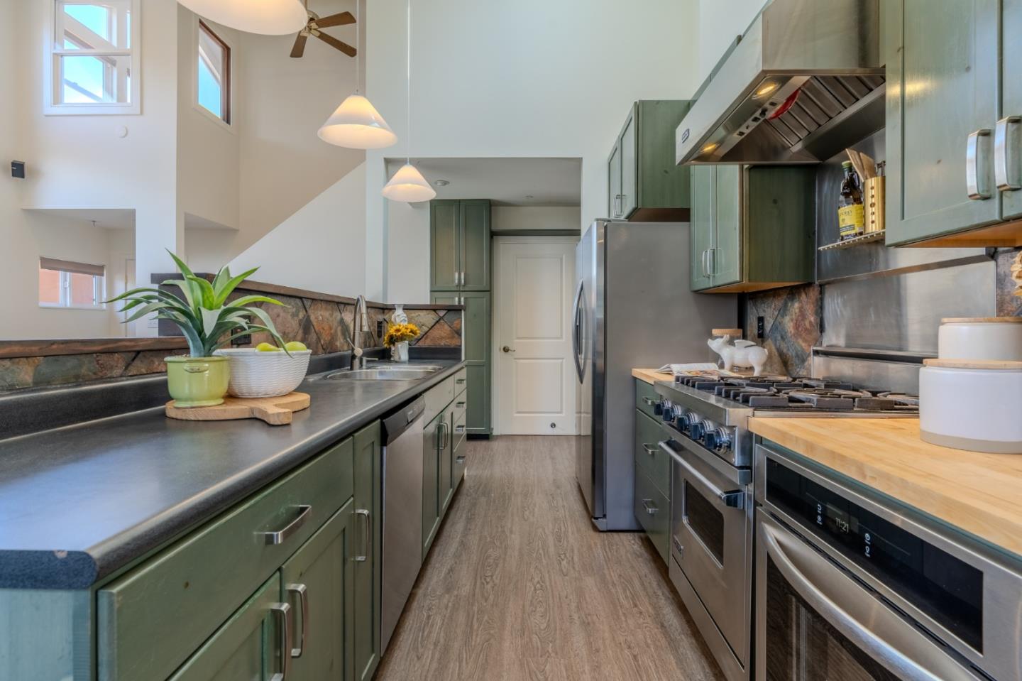 Detail Gallery Image 17 of 67 For 647 Canyon Dr, Pacifica,  CA 94044 - 4 Beds | 3 Baths