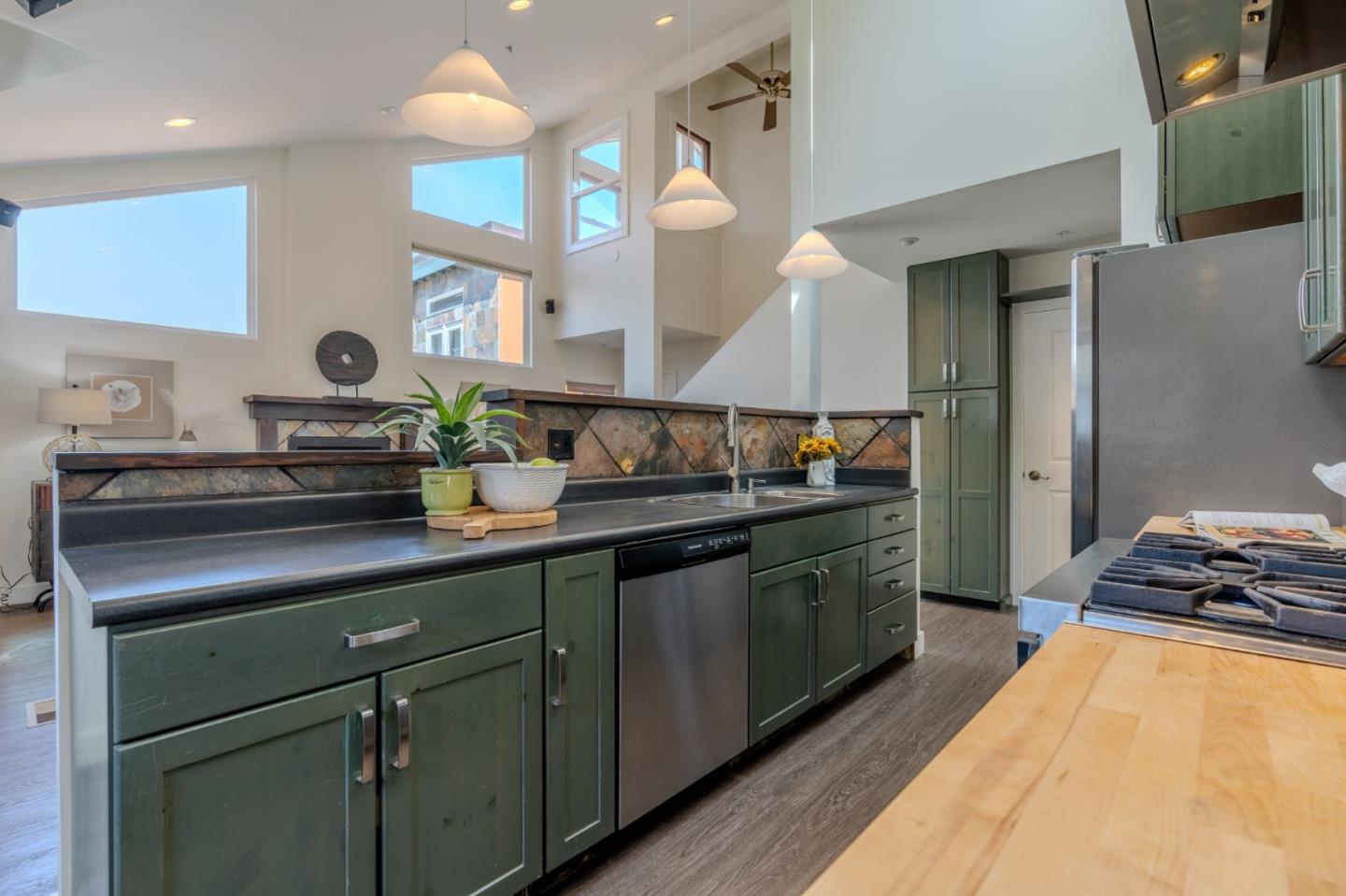 Detail Gallery Image 22 of 67 For 647 Canyon Dr, Pacifica,  CA 94044 - 4 Beds | 3 Baths