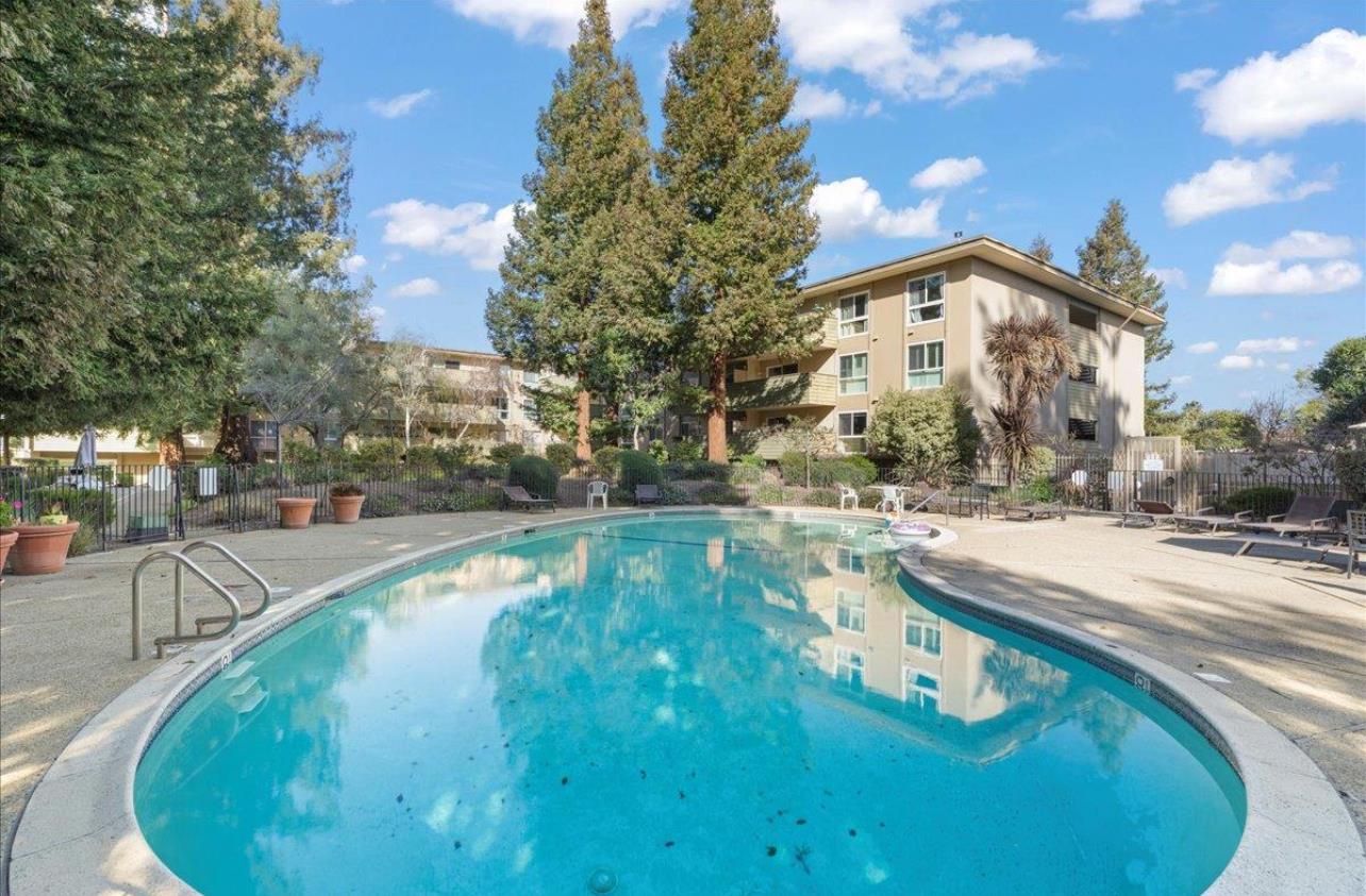 Detail Gallery Image 19 of 23 For 1031 Crestview Dr #206,  Mountain View,  CA 94040 - 2 Beds | 2 Baths