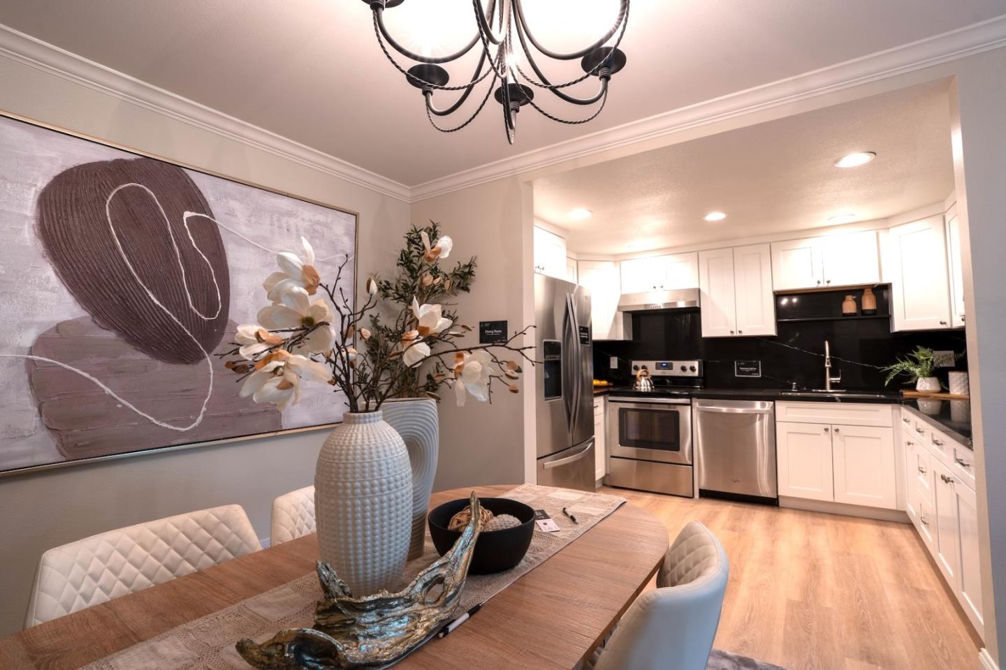 Detail Gallery Image 2 of 23 For 1031 Crestview Dr #206,  Mountain View,  CA 94040 - 2 Beds | 2 Baths