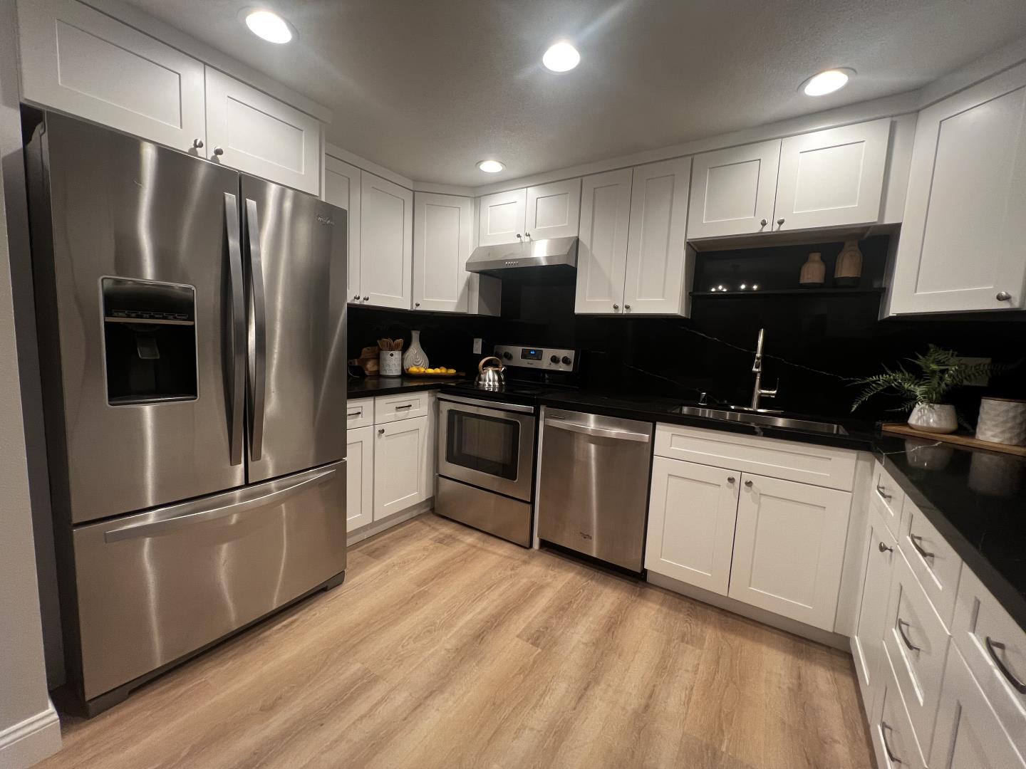Detail Gallery Image 3 of 23 For 1031 Crestview Dr #206,  Mountain View,  CA 94040 - 2 Beds | 2 Baths