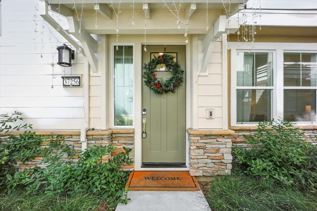 Detail Gallery Image 4 of 67 For 37256 Sand Bar Pl, Newark,  CA 94560 - 4 Beds | 3/1 Baths