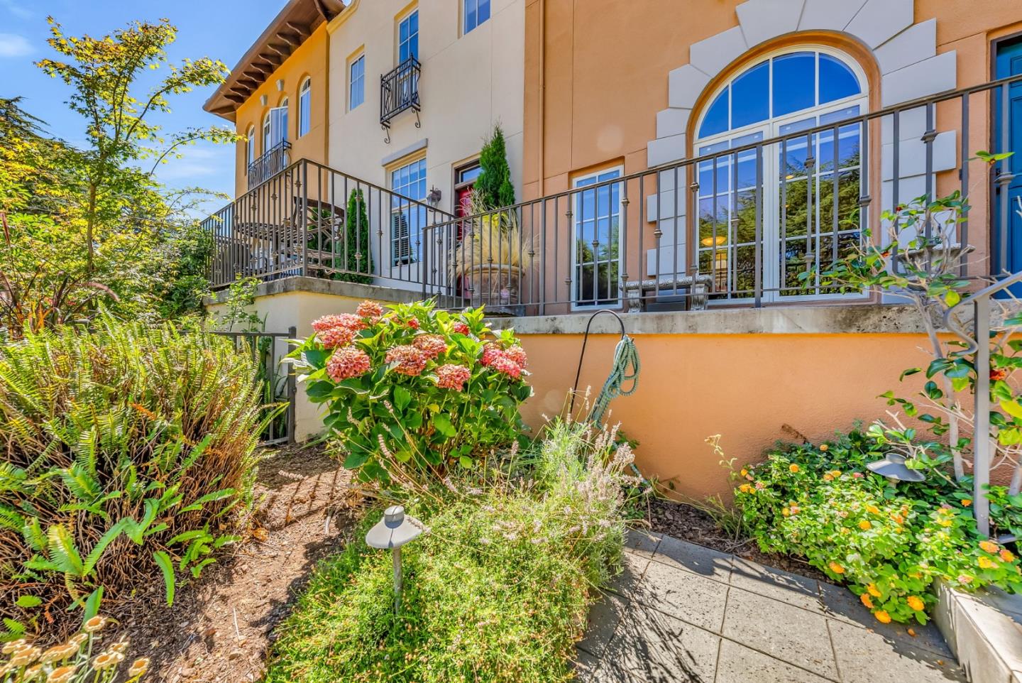 Detail Gallery Image 4 of 47 For 484 Gabilan St, Los Altos,  CA 94022 - 3 Beds | 2/1 Baths