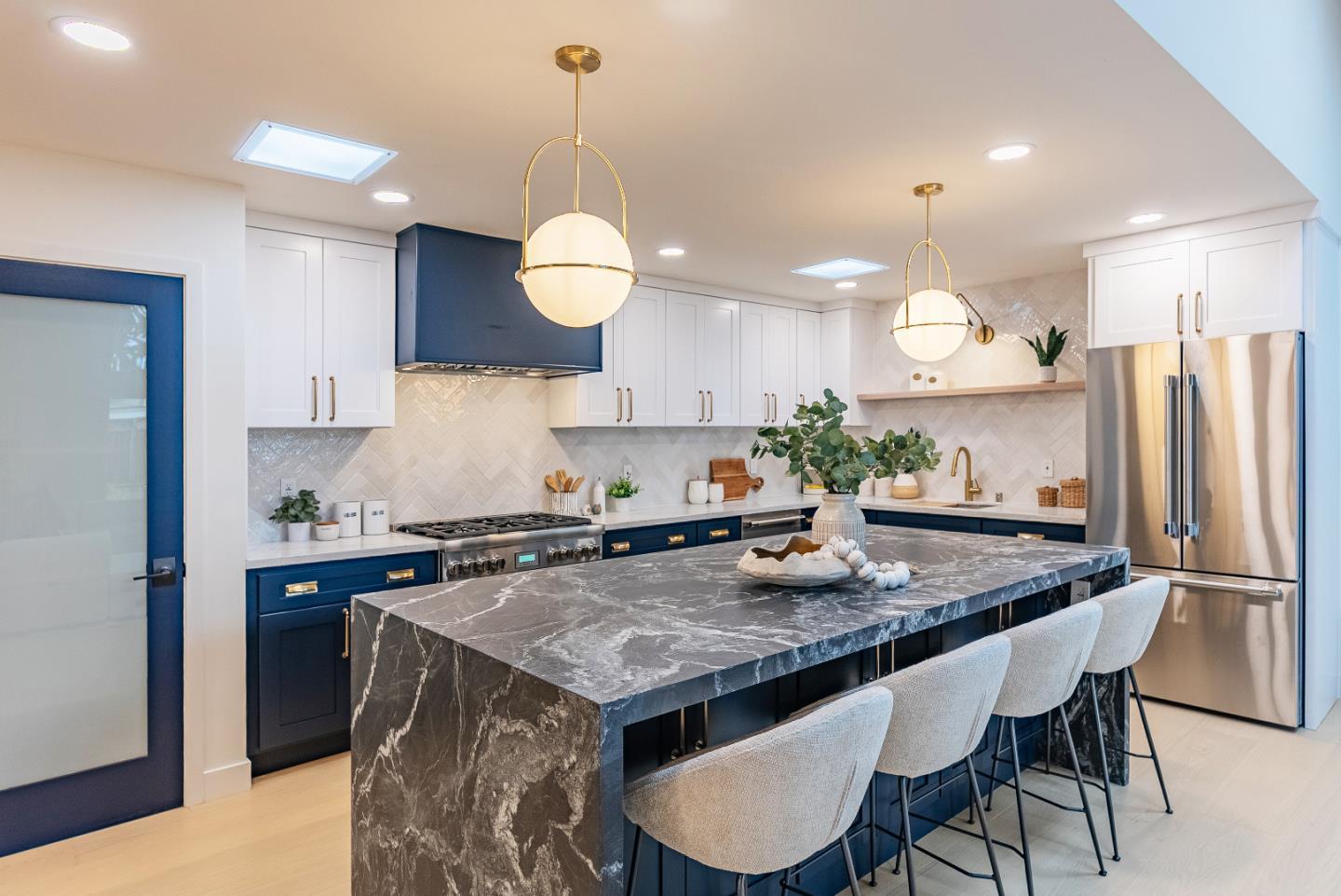 Detail Gallery Image 9 of 58 For 2083 Louise Ln, Los Altos,  CA 94024 - 4 Beds | 3/1 Baths