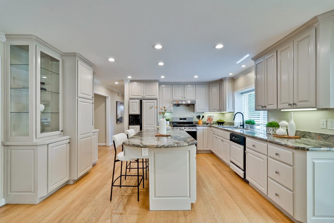 Detail Gallery Image 11 of 28 For 856 Jasmine Dr, Sunnyvale,  CA 94086 - 5 Beds | 2/1 Baths