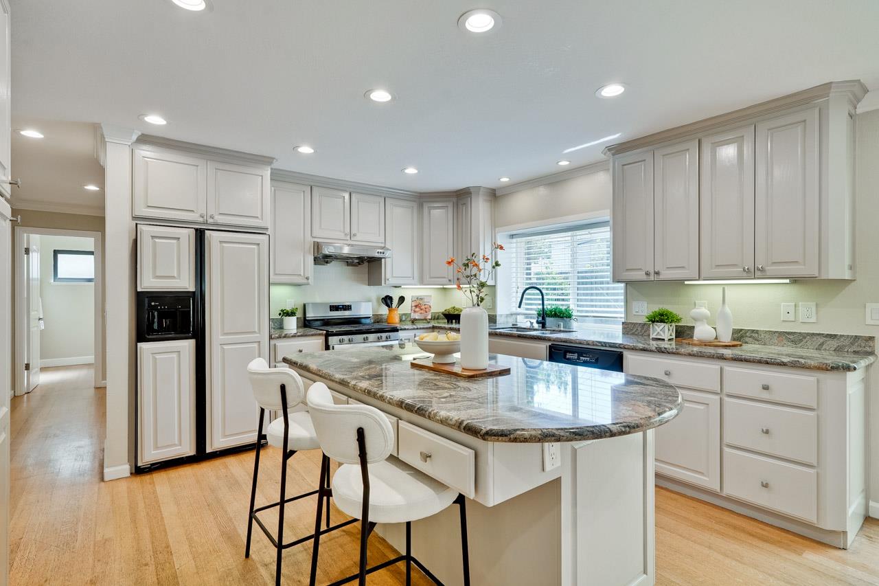 Detail Gallery Image 12 of 28 For 856 Jasmine Dr, Sunnyvale,  CA 94086 - 5 Beds | 2/1 Baths