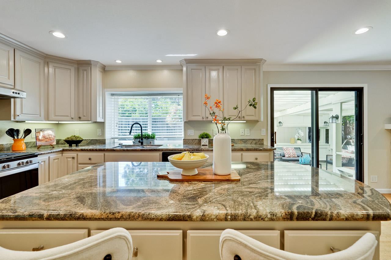 Detail Gallery Image 13 of 28 For 856 Jasmine Dr, Sunnyvale,  CA 94086 - 5 Beds | 2/1 Baths