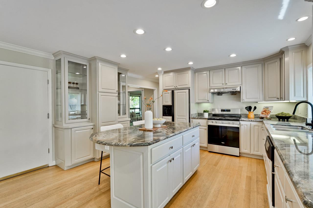 Detail Gallery Image 16 of 28 For 856 Jasmine Dr, Sunnyvale,  CA 94086 - 5 Beds | 2/1 Baths