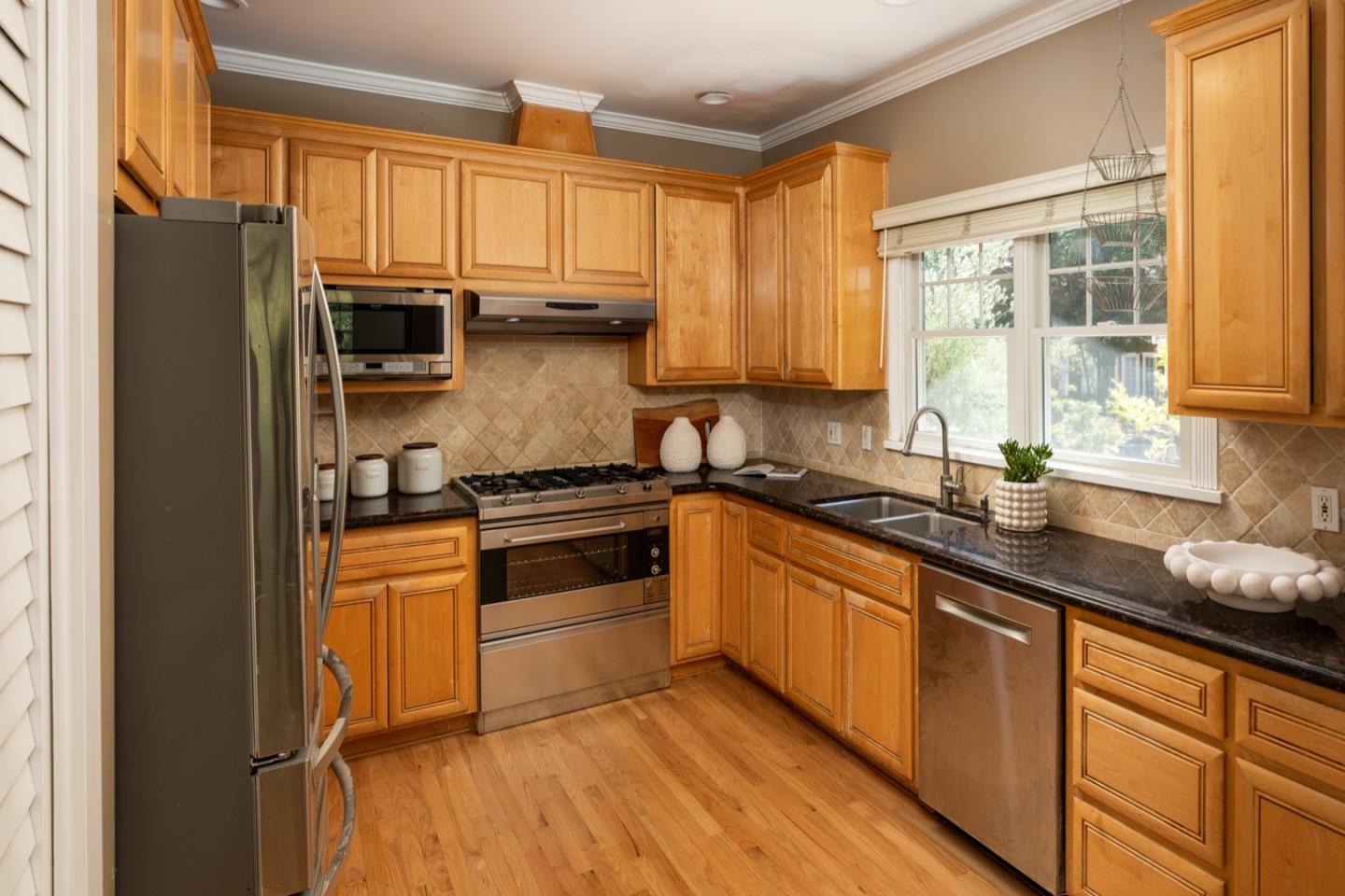 Detail Gallery Image 5 of 22 For 660 Palo Alto Ave, Palo Alto,  CA 94301 - 3 Beds | 2 Baths