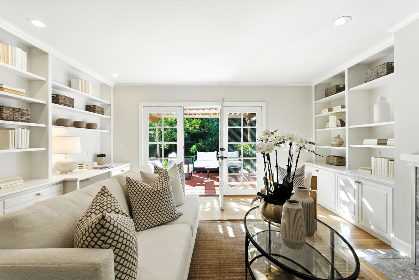 Detail Gallery Image 11 of 33 For 253 Seale Ave, Palo Alto,  CA 94301 - 4 Beds | 2/1 Baths