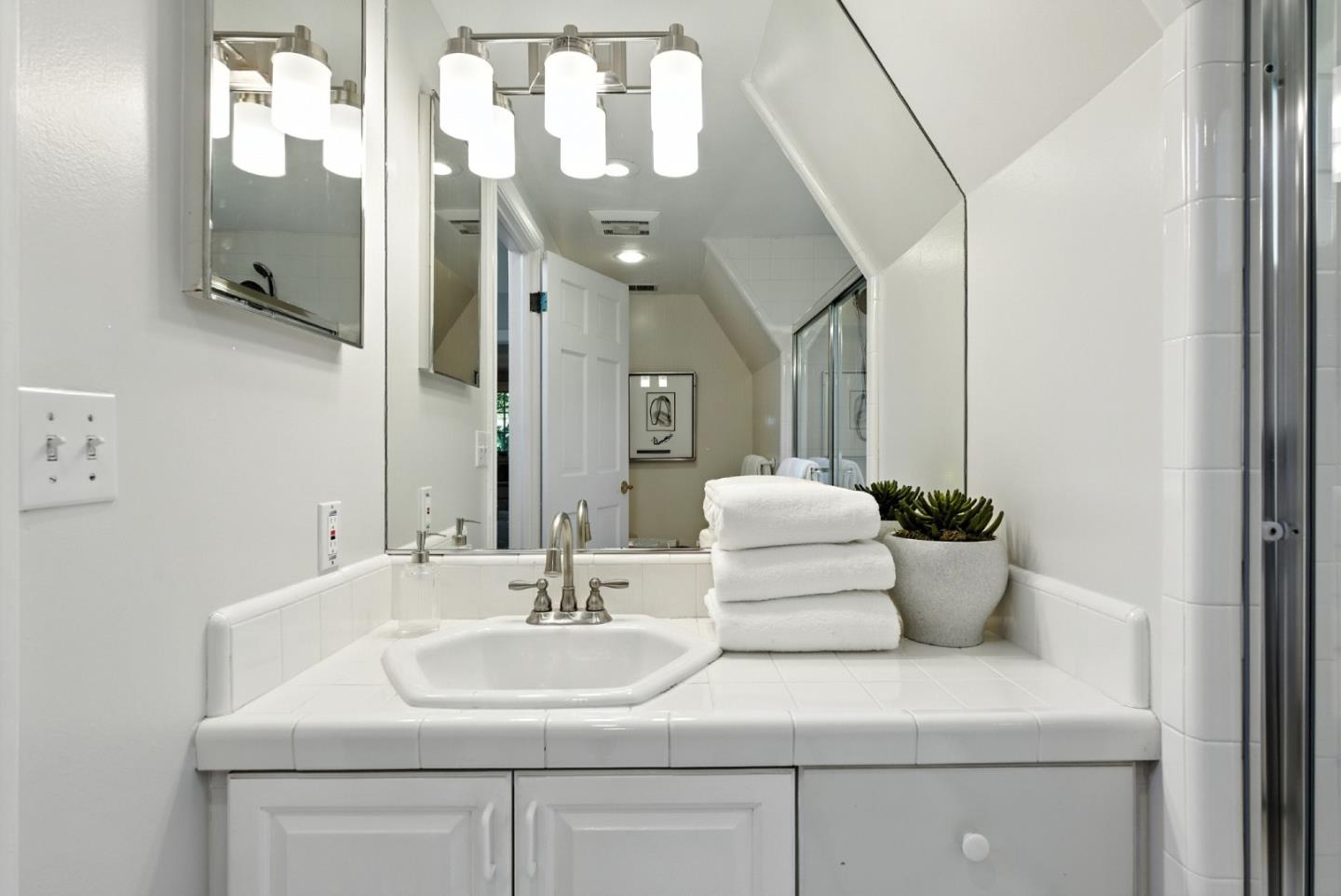 Detail Gallery Image 14 of 33 For 253 Seale Ave, Palo Alto,  CA 94301 - 4 Beds | 2/1 Baths