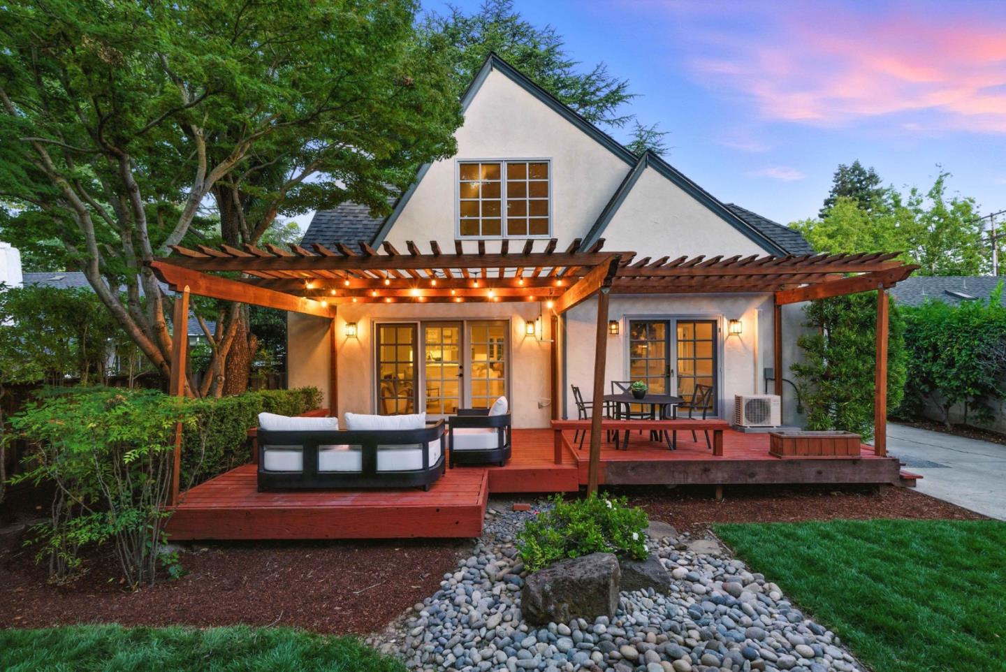 Detail Gallery Image 2 of 33 For 253 Seale Ave, Palo Alto,  CA 94301 - 4 Beds | 2/1 Baths