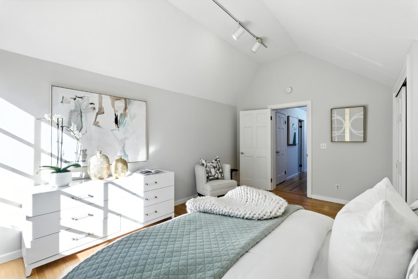 Detail Gallery Image 23 of 33 For 253 Seale Ave, Palo Alto,  CA 94301 - 4 Beds | 2/1 Baths
