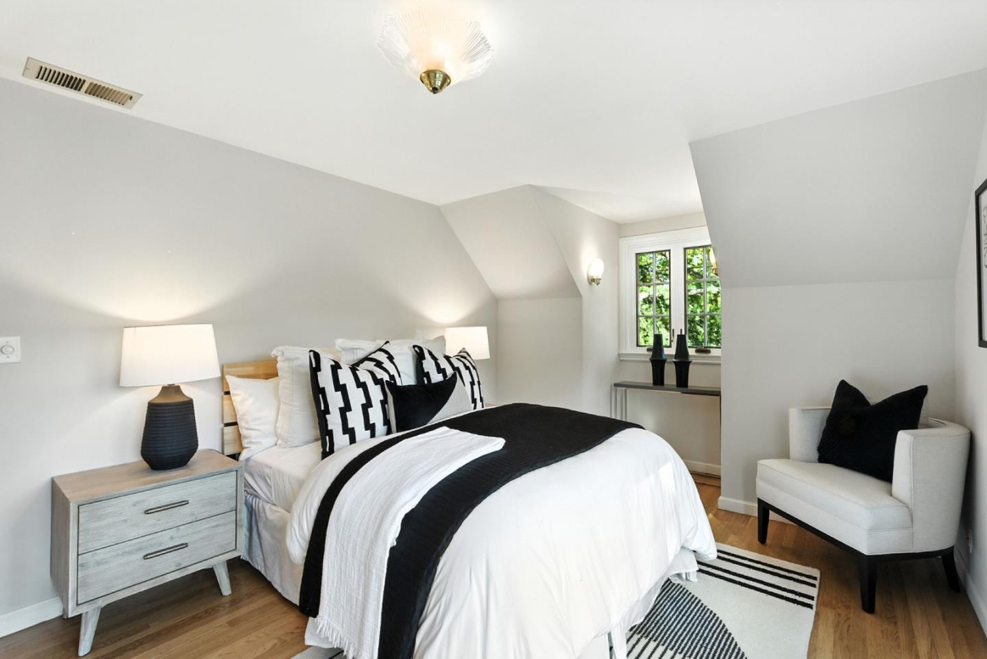 Detail Gallery Image 29 of 33 For 253 Seale Ave, Palo Alto,  CA 94301 - 4 Beds | 2/1 Baths