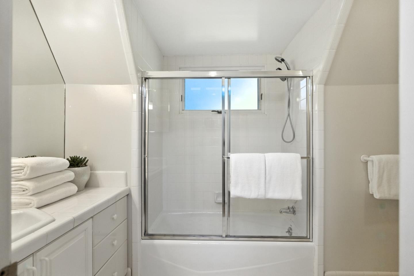 Detail Gallery Image 31 of 33 For 253 Seale Ave, Palo Alto,  CA 94301 - 4 Beds | 2/1 Baths