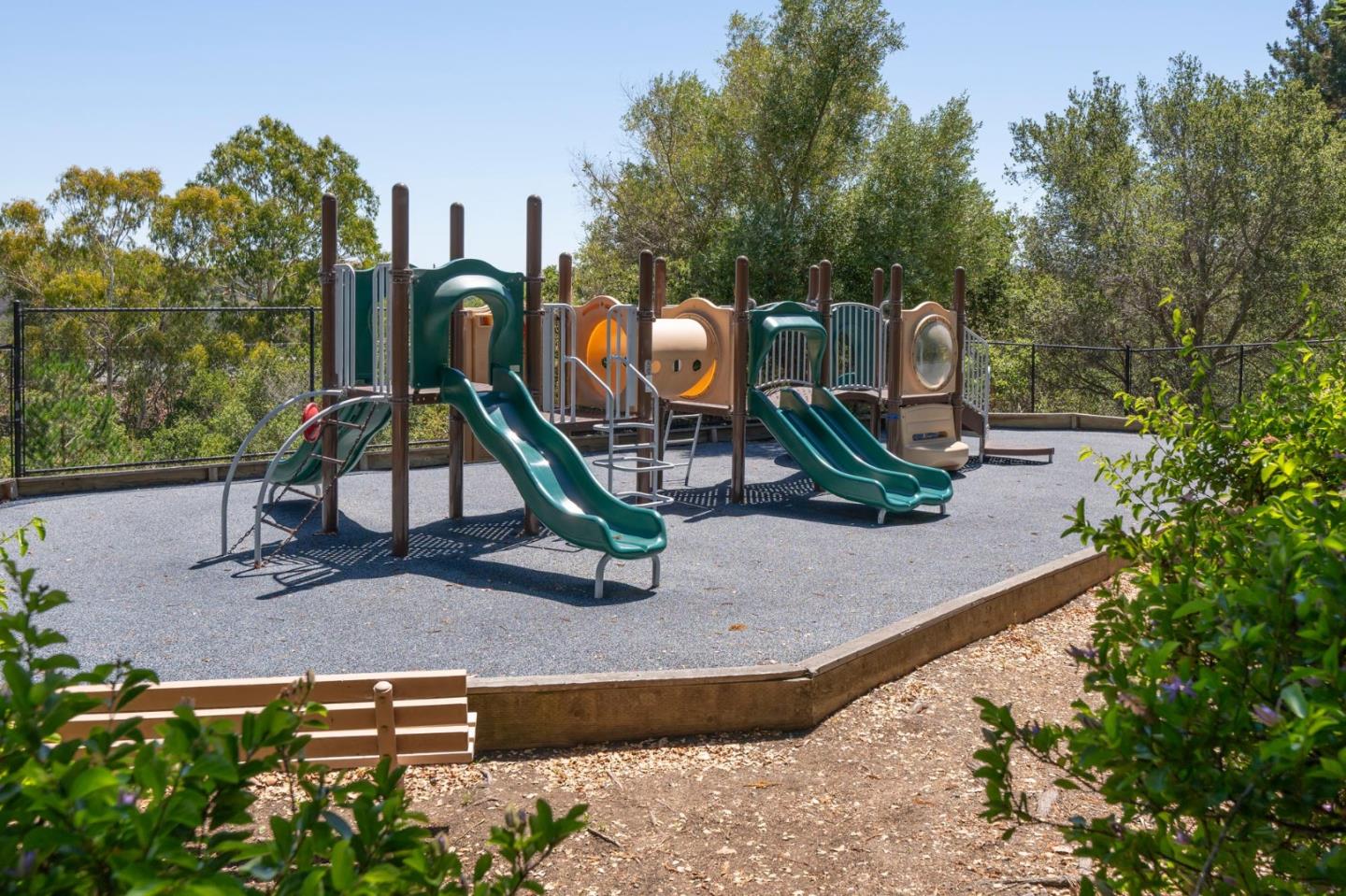 Detail Gallery Image 24 of 25 For 38 Weepingridge Ct, San Mateo,  CA 94402 - 2 Beds | 2/1 Baths
