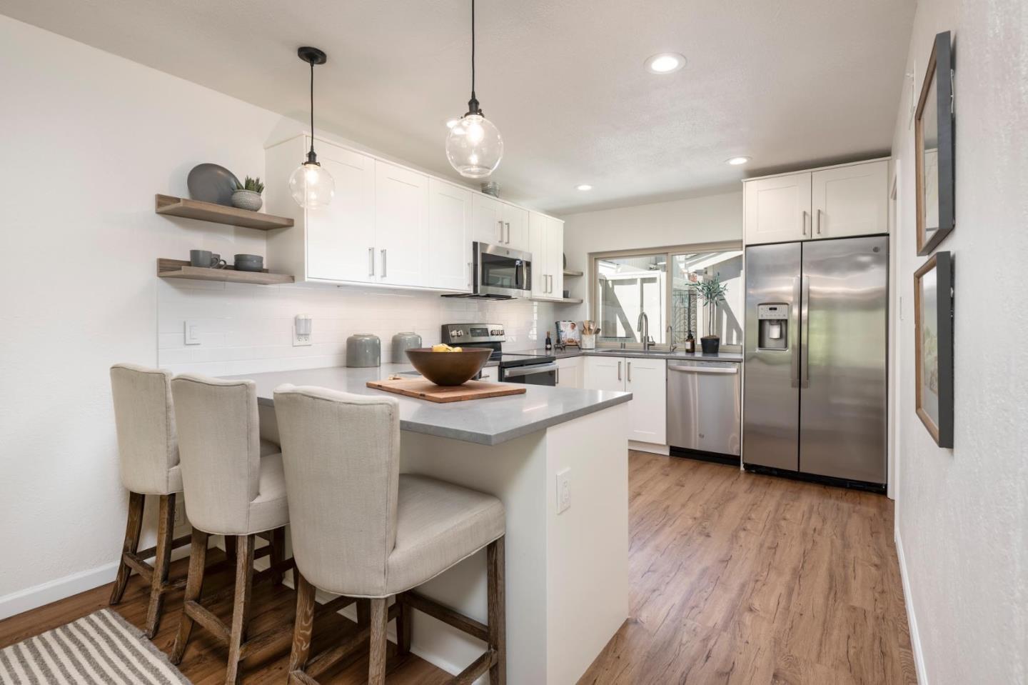 Detail Gallery Image 3 of 25 For 38 Weepingridge Ct, San Mateo,  CA 94402 - 2 Beds | 2/1 Baths