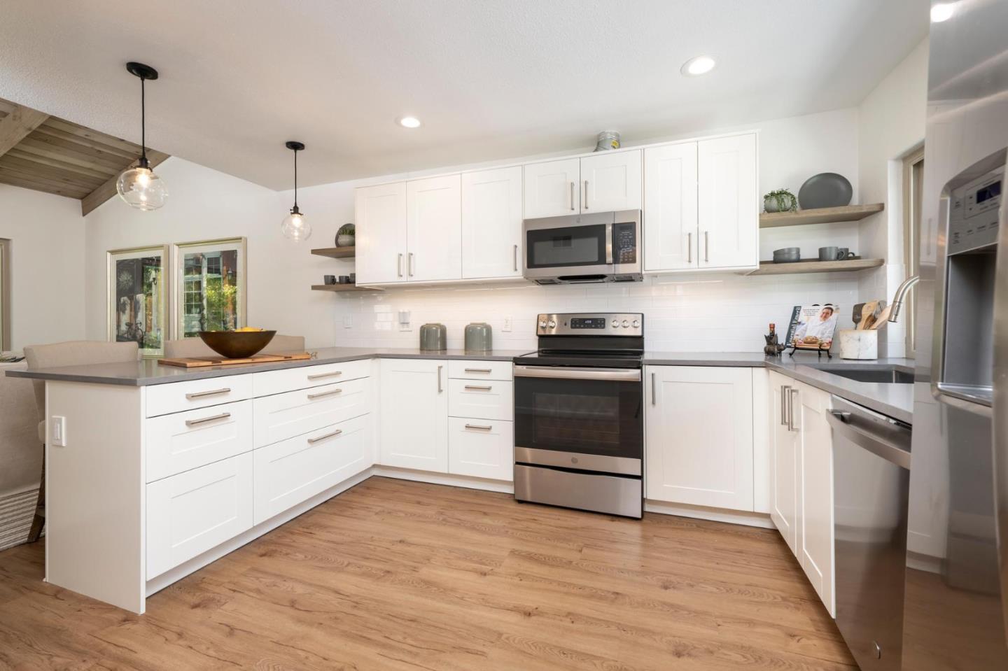 Detail Gallery Image 4 of 25 For 38 Weepingridge Ct, San Mateo,  CA 94402 - 2 Beds | 2/1 Baths