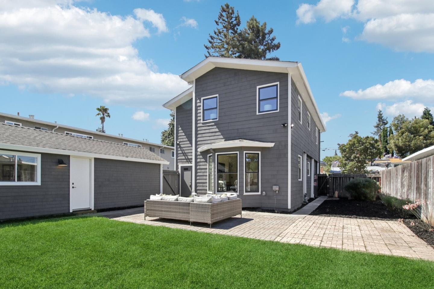 Detail Gallery Image 20 of 24 For 1397 Norman St, Redwood City,  CA 94061 - 3 Beds | 3 Baths
