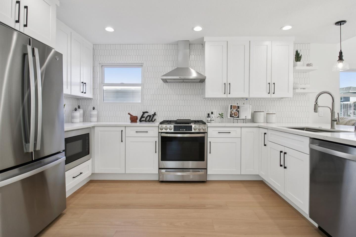 Detail Gallery Image 4 of 24 For 1397 Norman St, Redwood City,  CA 94061 - 3 Beds | 3 Baths