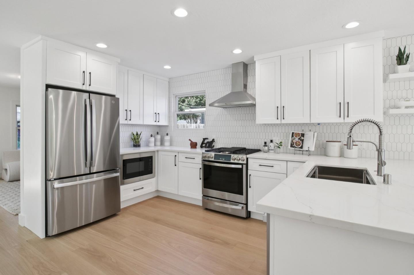Detail Gallery Image 5 of 24 For 1397 Norman St, Redwood City,  CA 94061 - 3 Beds | 3 Baths