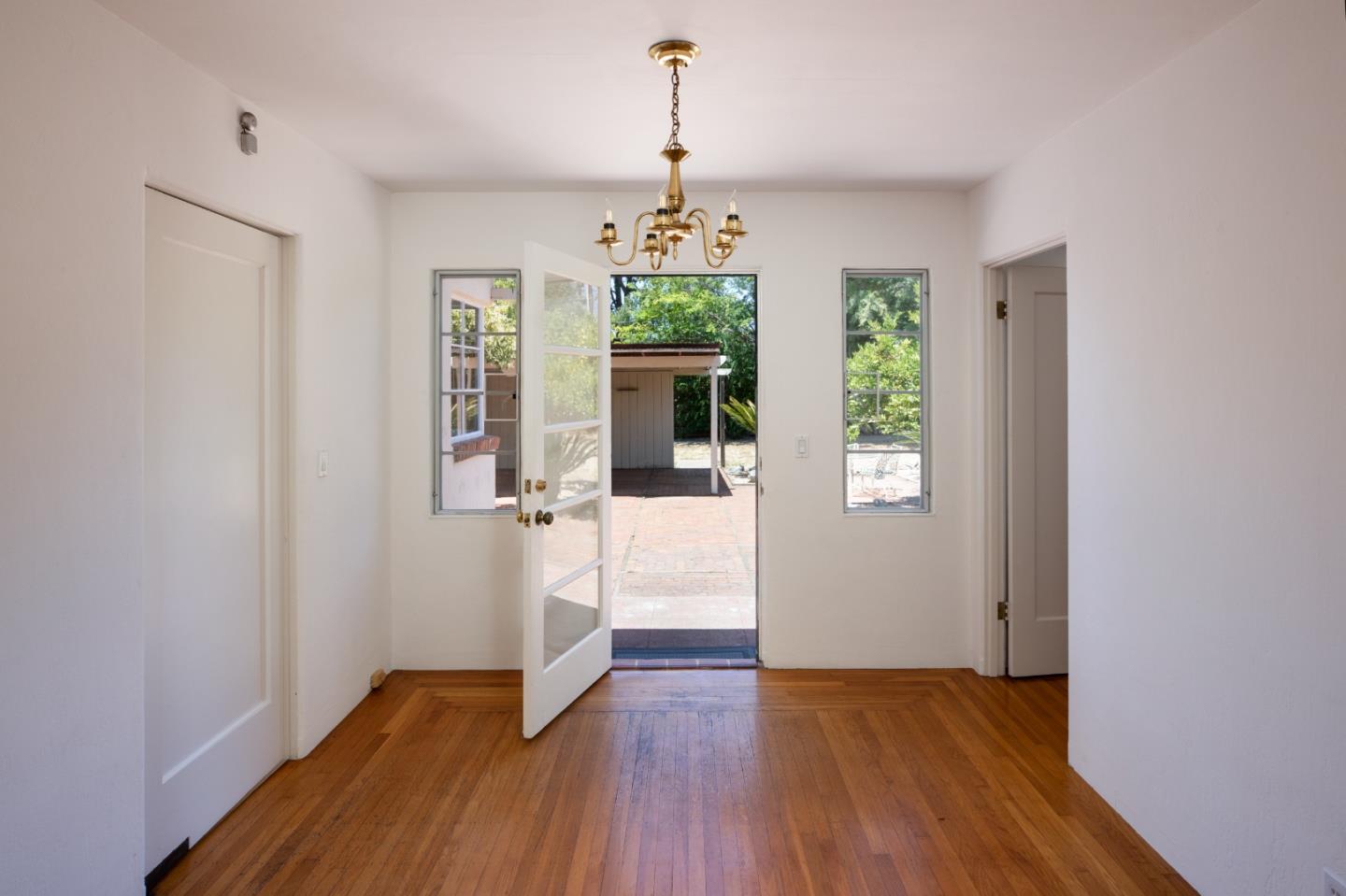 Detail Gallery Image 8 of 22 For 61 Sylvian Way, Los Altos,  CA 94022 - 3 Beds | 1/1 Baths