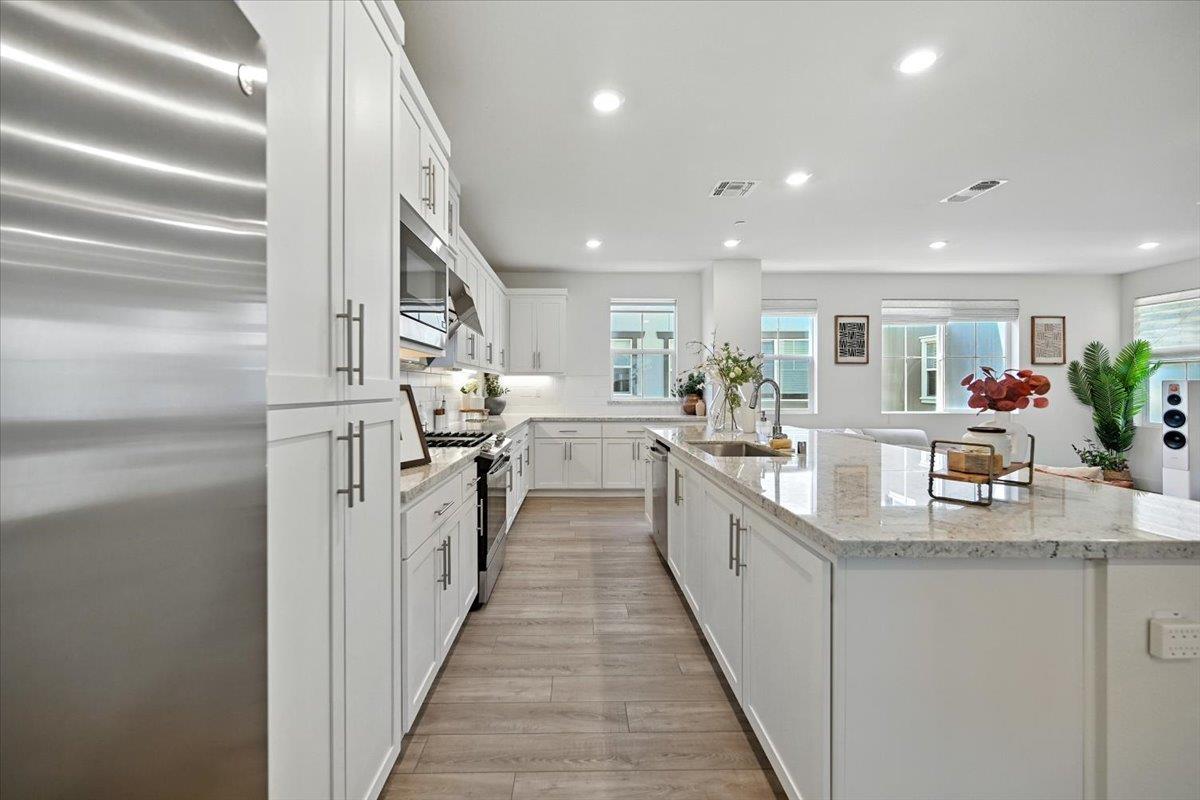 Detail Gallery Image 14 of 41 For 9173 Whitesurf Way, Newark,  CA 94560 - 4 Beds | 4 Baths