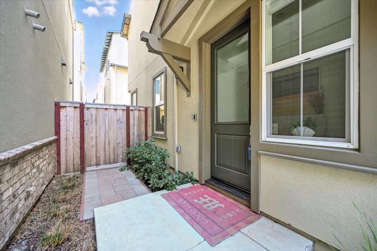 Detail Gallery Image 4 of 41 For 9173 Whitesurf Way, Newark,  CA 94560 - 4 Beds | 4 Baths
