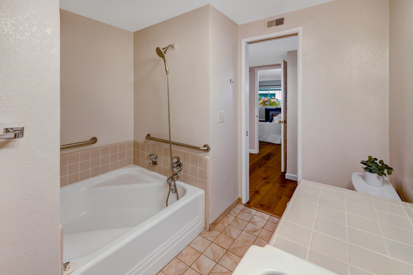Detail Gallery Image 22 of 34 For 810 Lighthouse Ave #101,  Pacific Grove,  CA 93950 - 2 Beds | 2 Baths