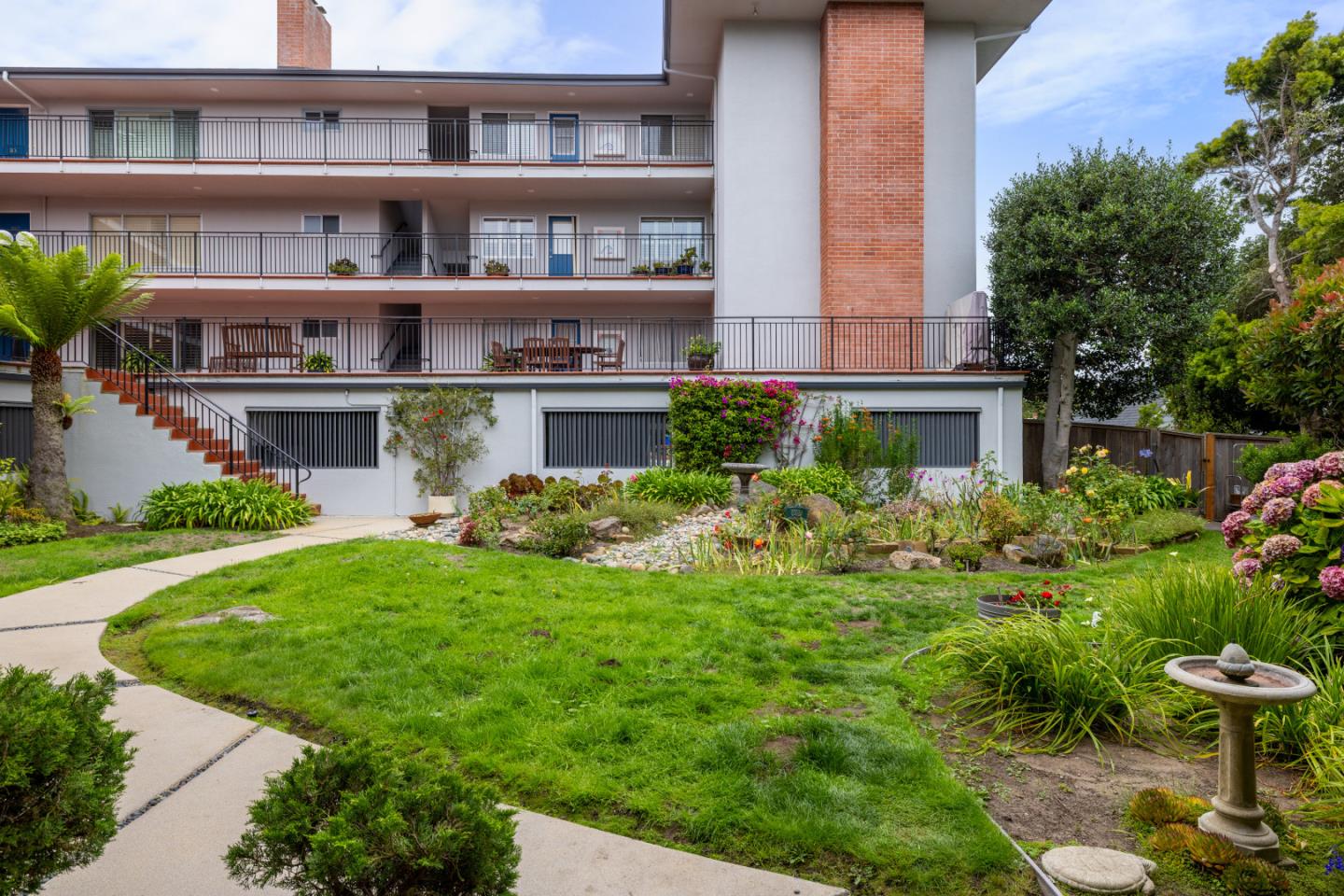 Detail Gallery Image 29 of 34 For 810 Lighthouse Ave #101,  Pacific Grove,  CA 93950 - 2 Beds | 2 Baths