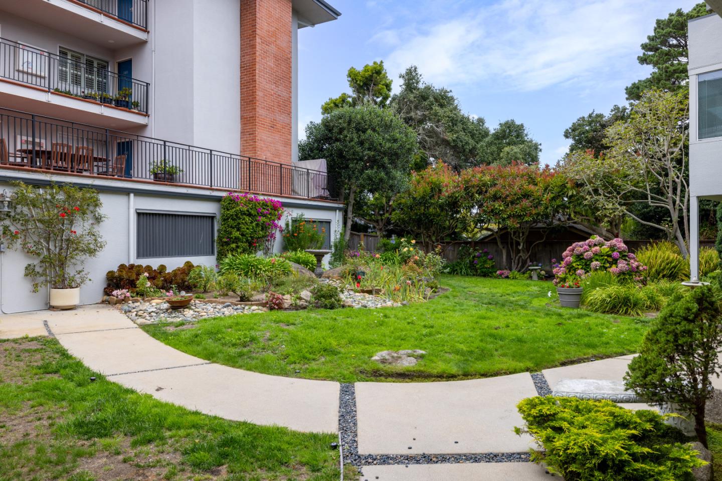 Detail Gallery Image 30 of 34 For 810 Lighthouse Ave #101,  Pacific Grove,  CA 93950 - 2 Beds | 2 Baths