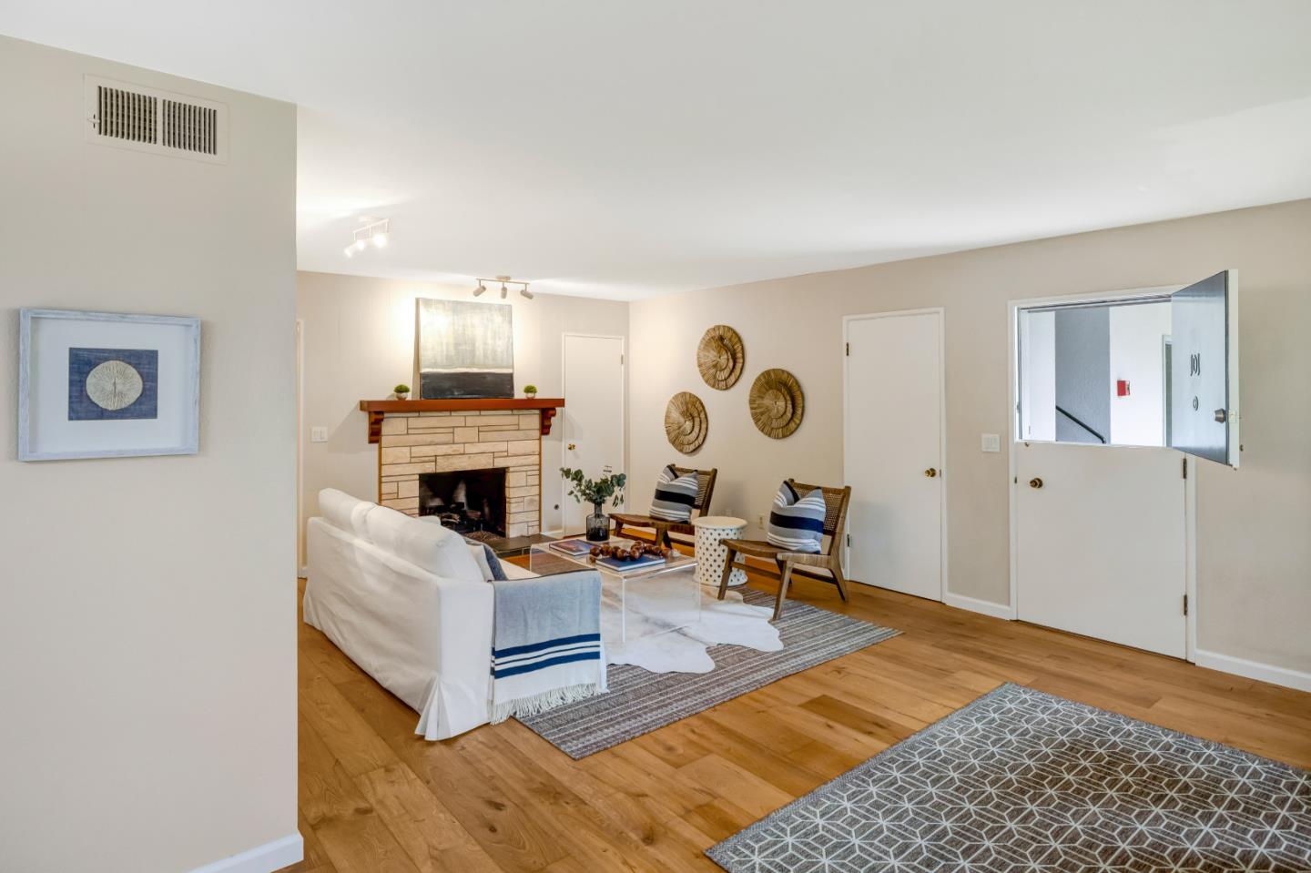Detail Gallery Image 5 of 34 For 810 Lighthouse Ave #101,  Pacific Grove,  CA 93950 - 2 Beds | 2 Baths