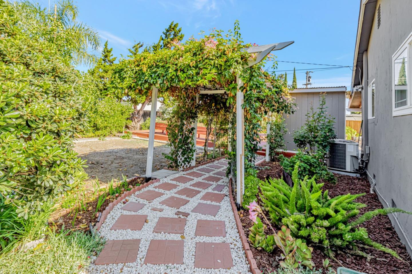 Detail Gallery Image 31 of 41 For 403 Mignot Ln, San Jose,  CA 95111 - 3 Beds | 2 Baths