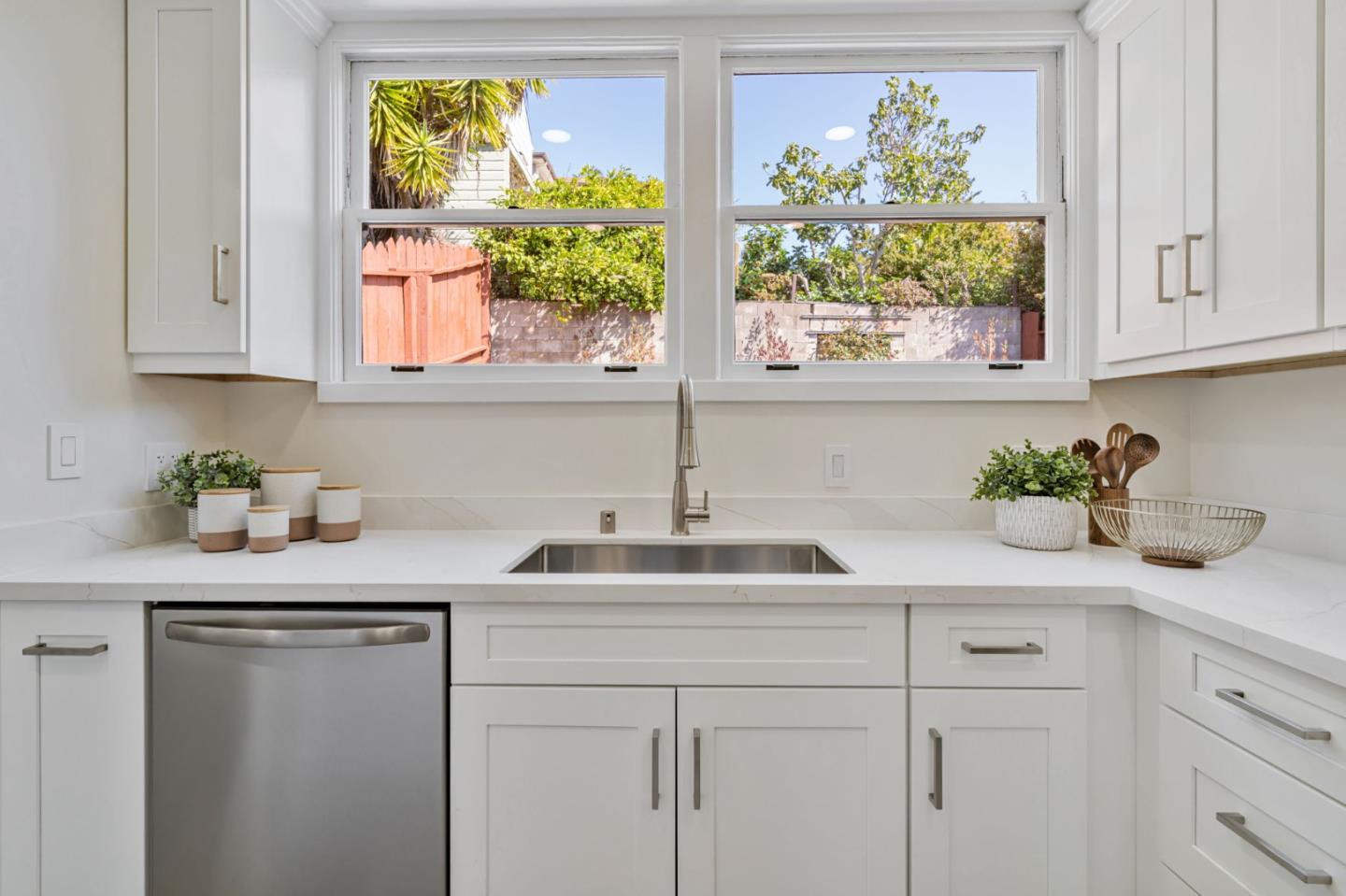 Detail Gallery Image 10 of 30 For 238 Harkness Ave, San Francisco,  CA 94134 - 2 Beds | 1 Baths