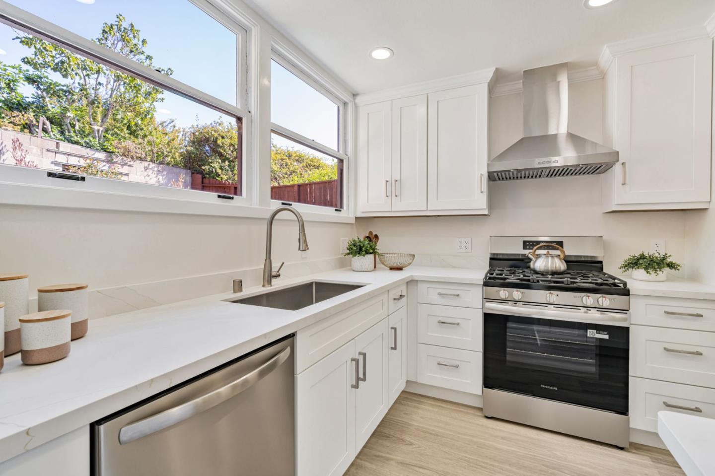 Detail Gallery Image 12 of 30 For 238 Harkness Ave, San Francisco,  CA 94134 - 2 Beds | 1 Baths