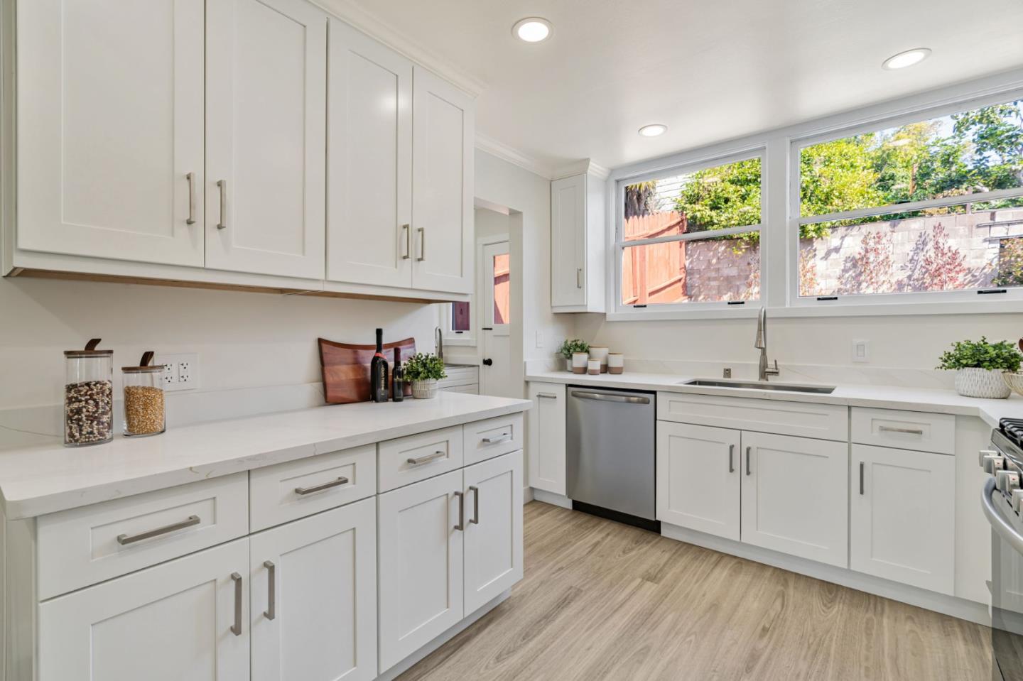 Detail Gallery Image 8 of 30 For 238 Harkness Ave, San Francisco,  CA 94134 - 2 Beds | 1 Baths