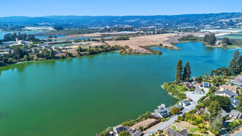 Detail Gallery Image 5 of 51 For 345 Cutter Ln, Watsonville,  CA 95076 - 4 Beds | 3/1 Baths