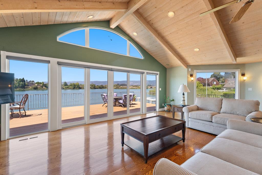 Detail Gallery Image 8 of 51 For 345 Cutter Ln, Watsonville,  CA 95076 - 4 Beds | 3/1 Baths