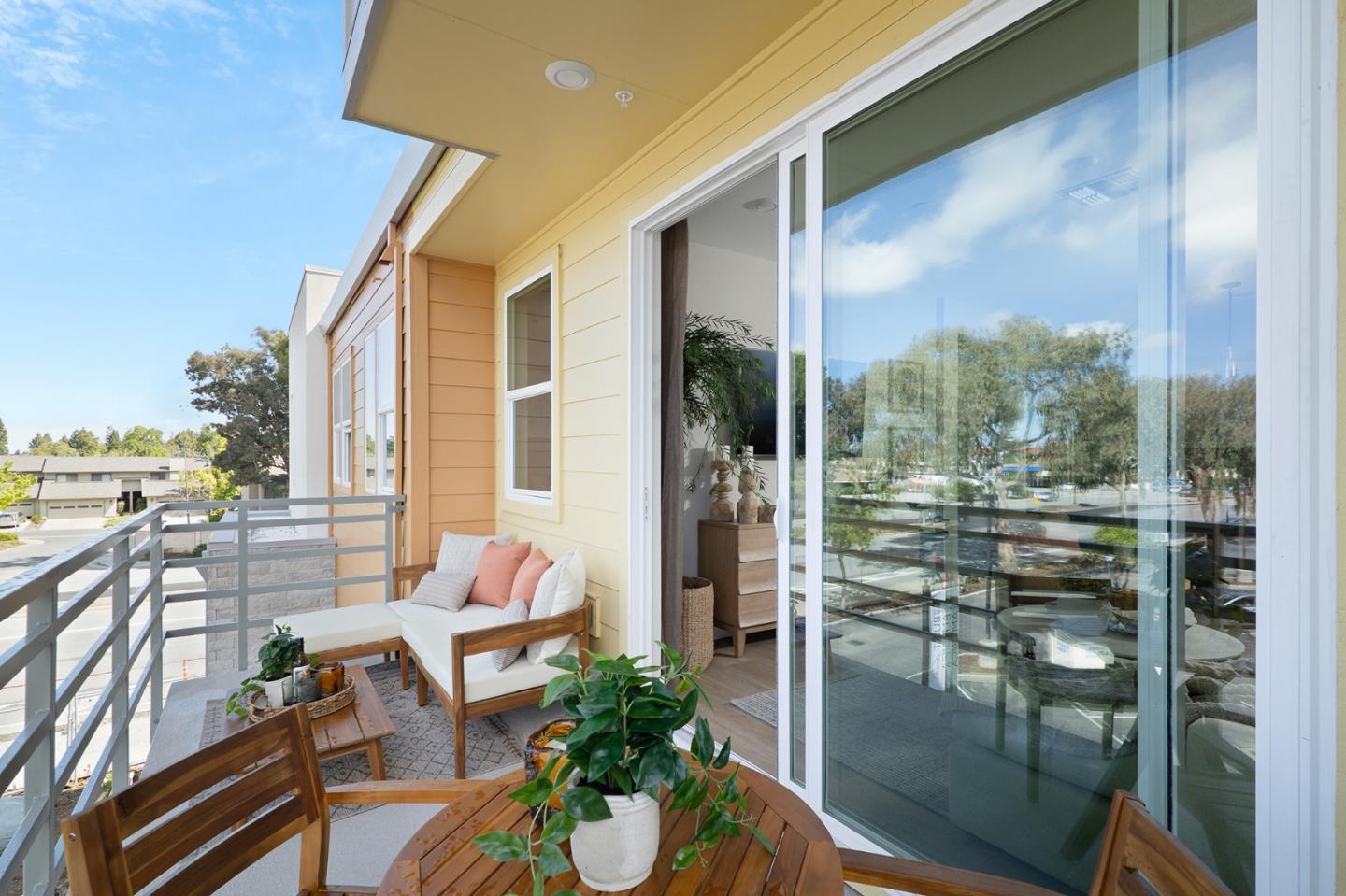 Detail Gallery Image 3 of 30 For 1304 Barbet Cir #6,  Sunnyvale,  CA 94087 - 3 Beds | 3 Baths