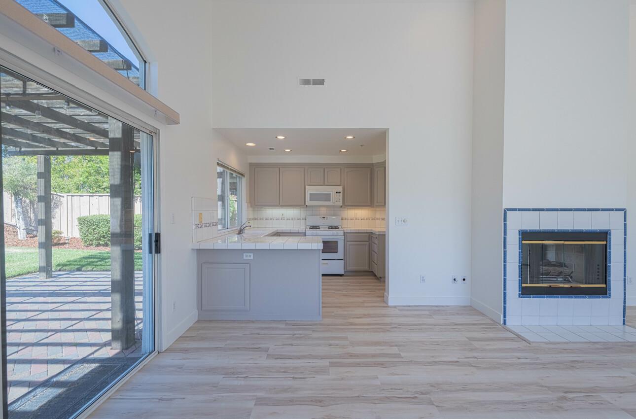 Detail Gallery Image 2 of 39 For 18154 Stonehaven, Salinas,  CA 93908 - 2 Beds | 2 Baths