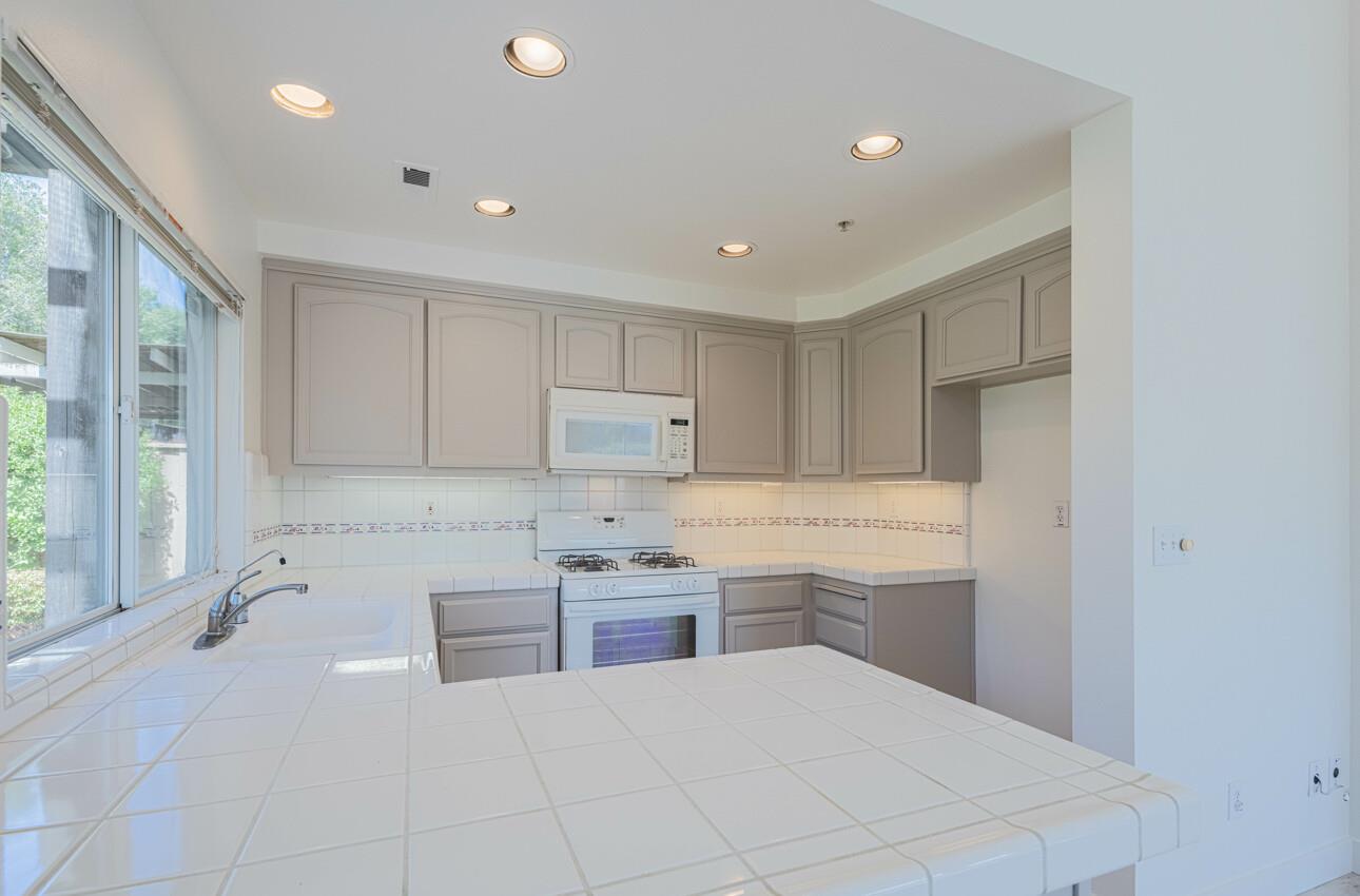 Detail Gallery Image 5 of 39 For 18154 Stonehaven, Salinas,  CA 93908 - 2 Beds | 2 Baths