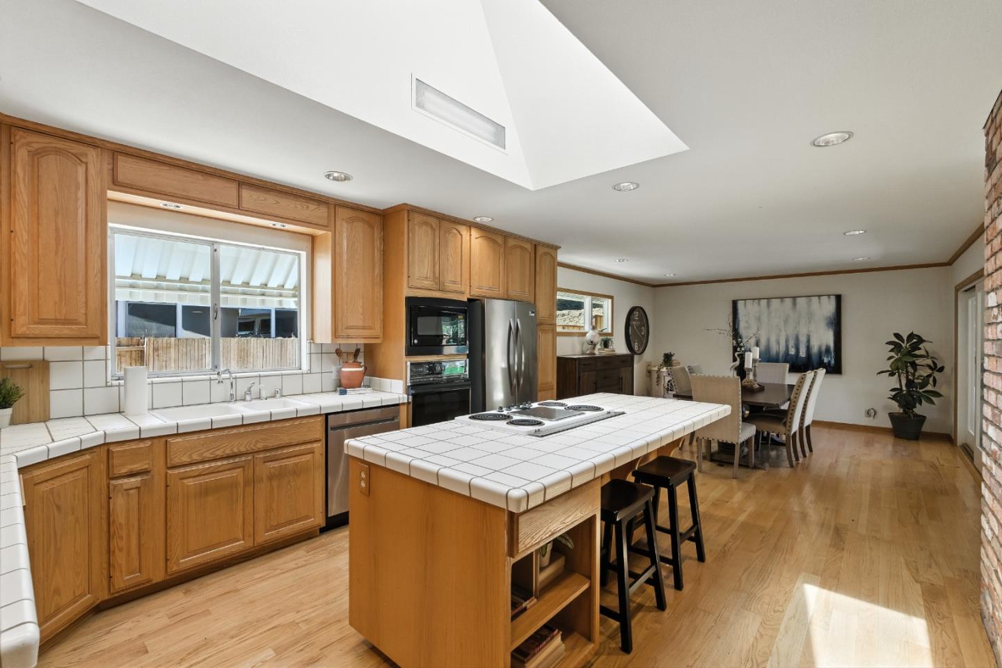 Detail Gallery Image 10 of 40 For 2900 Brittan Ave, San Carlos,  CA 94070 - 4 Beds | 2/1 Baths
