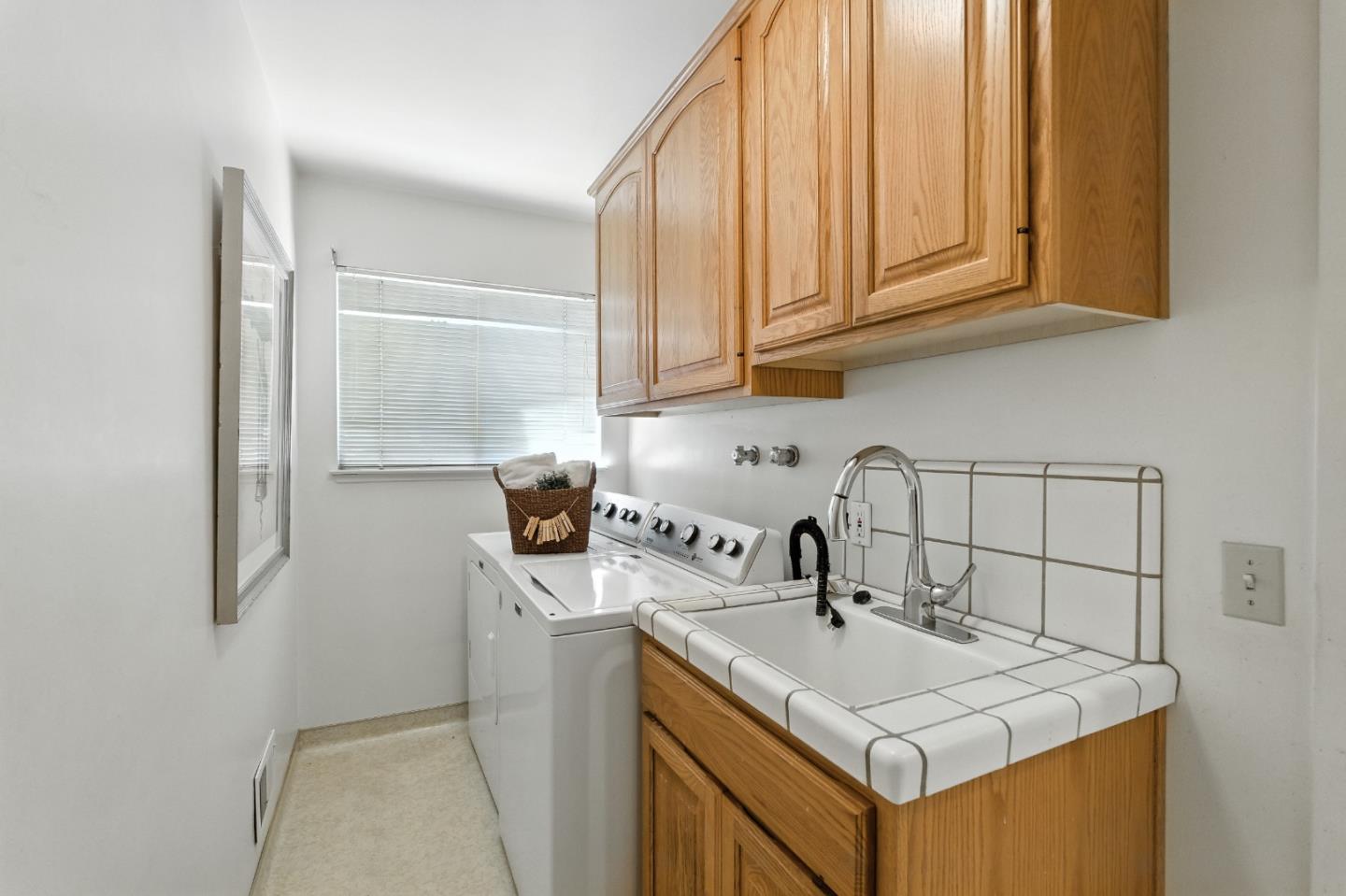 Detail Gallery Image 16 of 40 For 2900 Brittan Ave, San Carlos,  CA 94070 - 4 Beds | 2/1 Baths