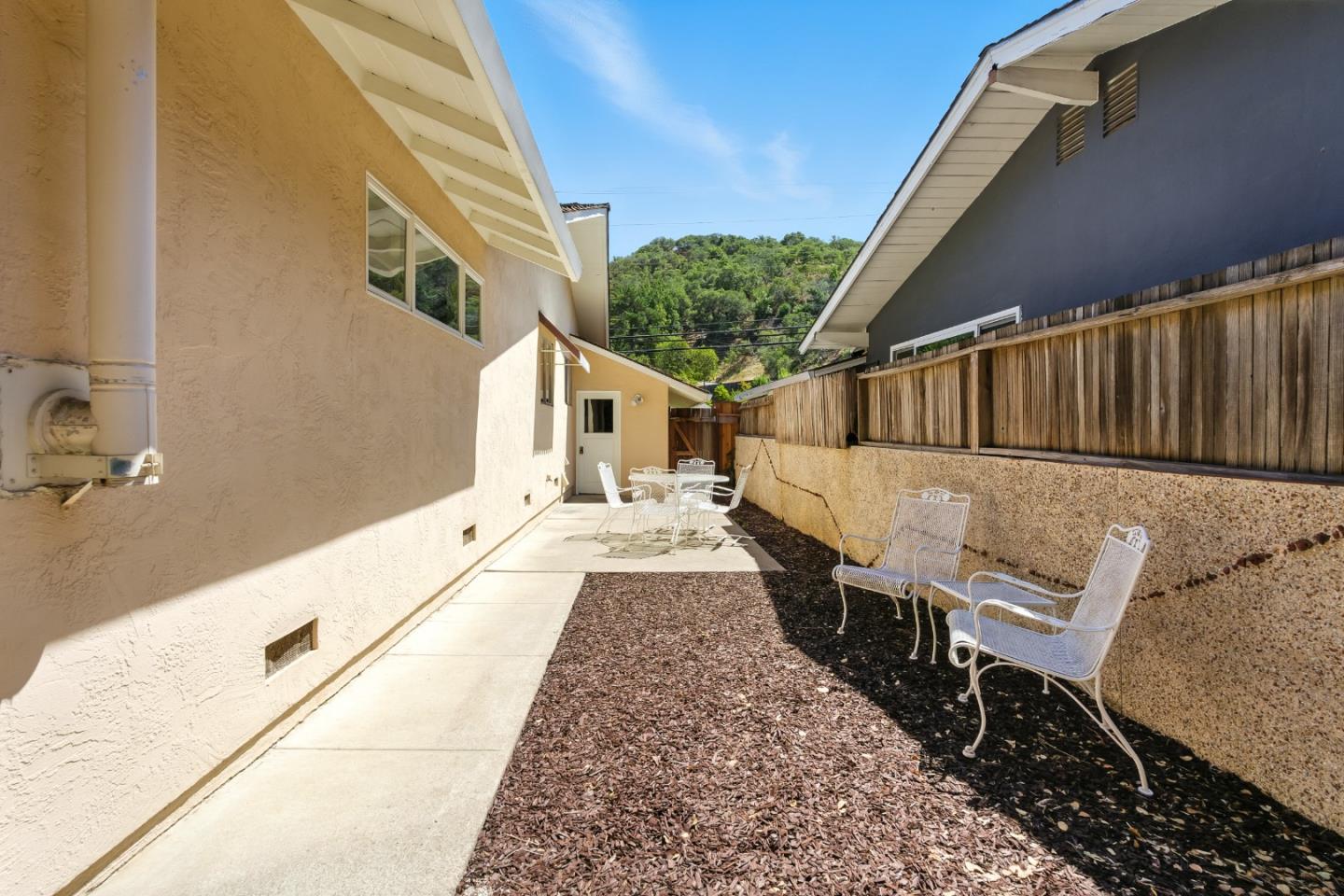 Detail Gallery Image 34 of 40 For 2900 Brittan Ave, San Carlos,  CA 94070 - 4 Beds | 2/1 Baths