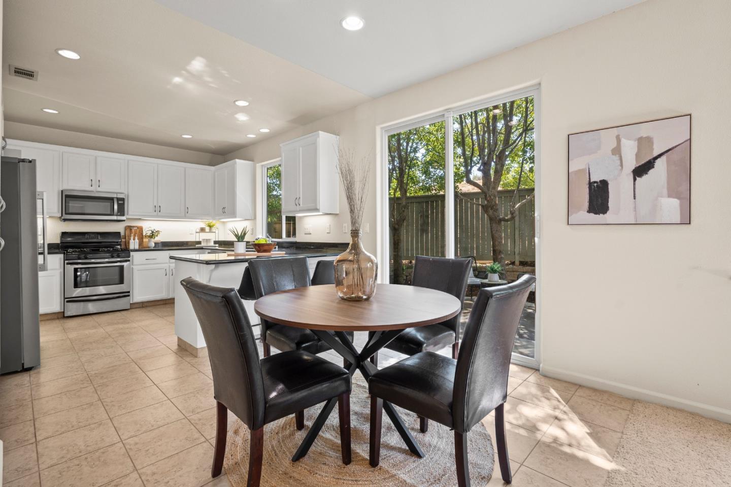 Detail Gallery Image 11 of 31 For 1096 Flowering Ash Dr, Hercules,  CA 94547 - 4 Beds | 2/1 Baths