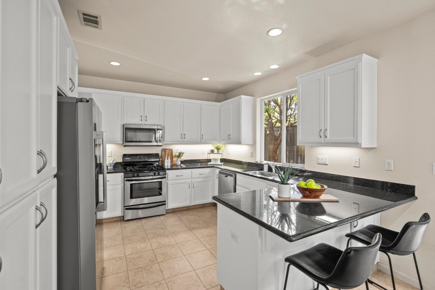 Detail Gallery Image 12 of 31 For 1096 Flowering Ash Dr, Hercules,  CA 94547 - 4 Beds | 2/1 Baths